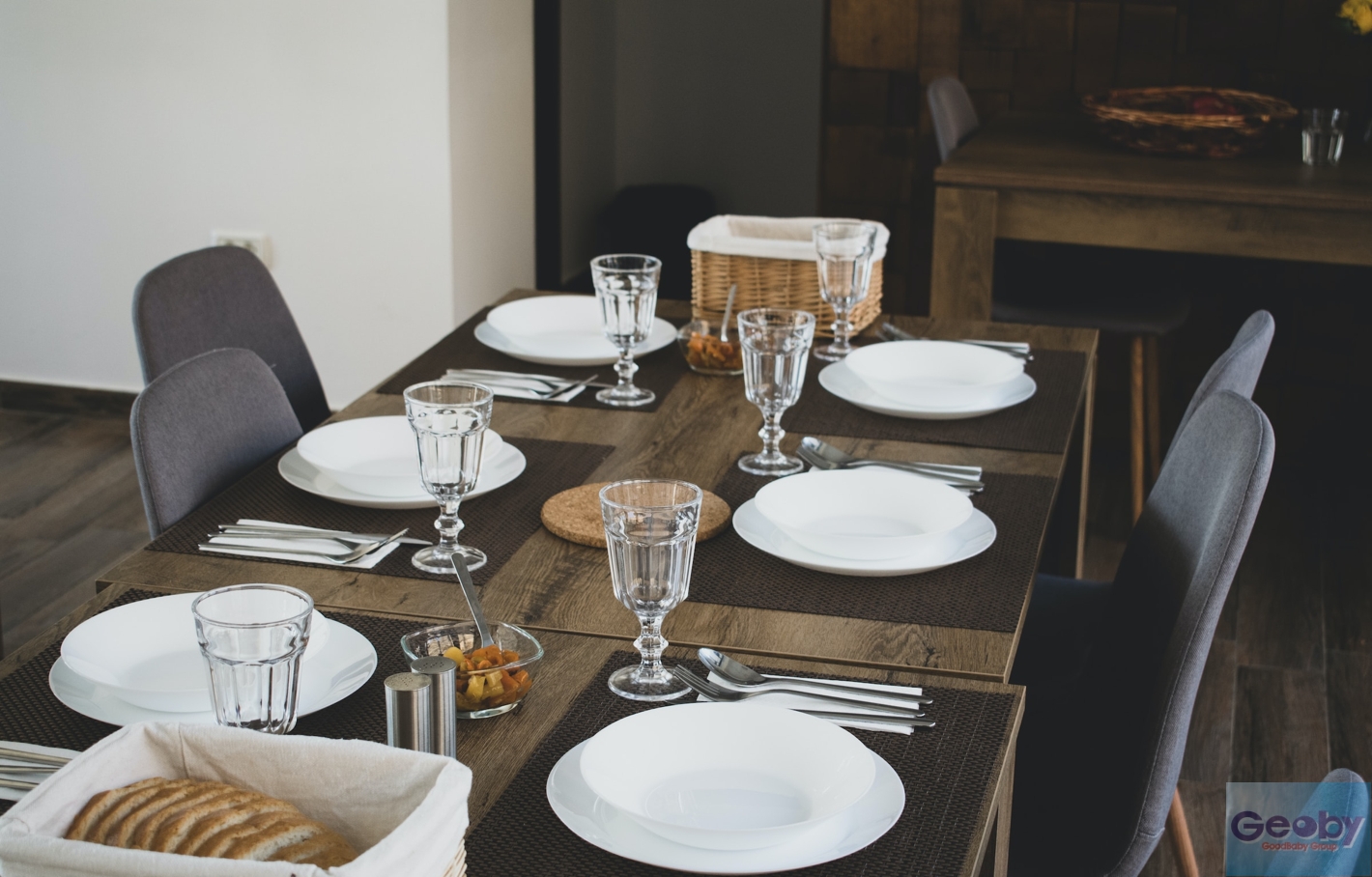 Обеденный стол может служить годами или даже десятилетиями, поэтому, если вы сомневаетесь, ищите неподвластные времени стили.